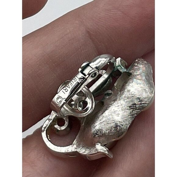 Crown Trifari SINGLE Peas in Pod Peapod Clip On Earring Silver-Tone Vtg READ - Picture 5 of 13